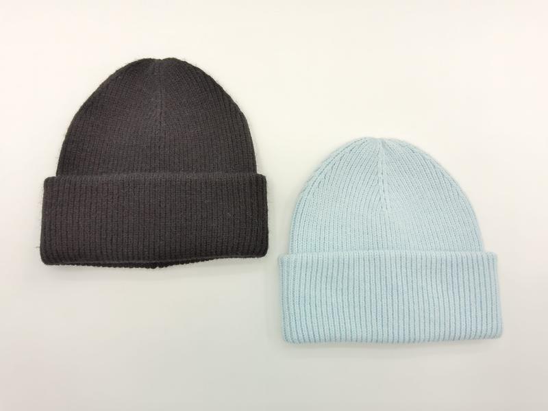 Deux bonnets tricot côtelé à revers posés à plat