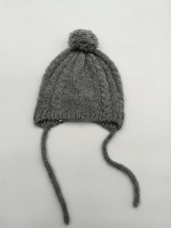 Bonnet bébé gris en maille torsadée avec pompon rond et cordons longs