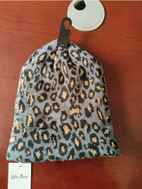 Bonnet tricoté gris à motif léopard noir et beige