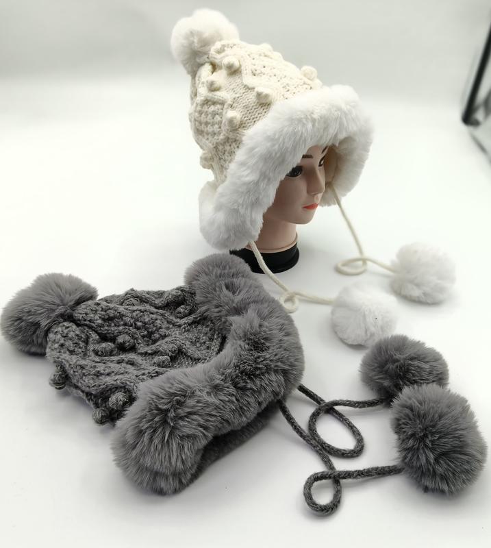 Bonnet trappeur blanc et gris en grosse maille avec rabats oreilles en fausse fourrure et pompons
