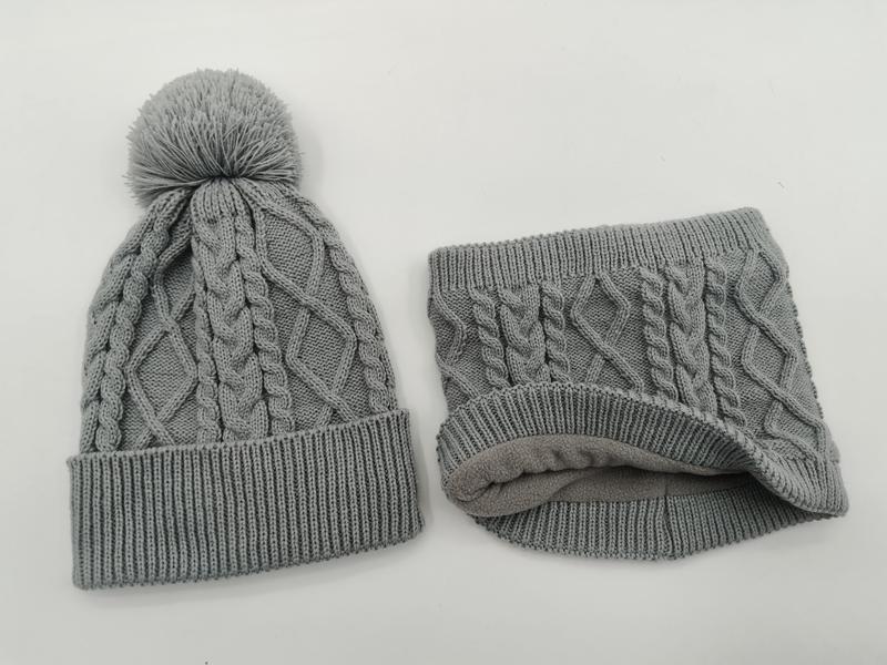 Bonnet gris torsadé avec pompon et cache-cou en polaire doublée assortis
