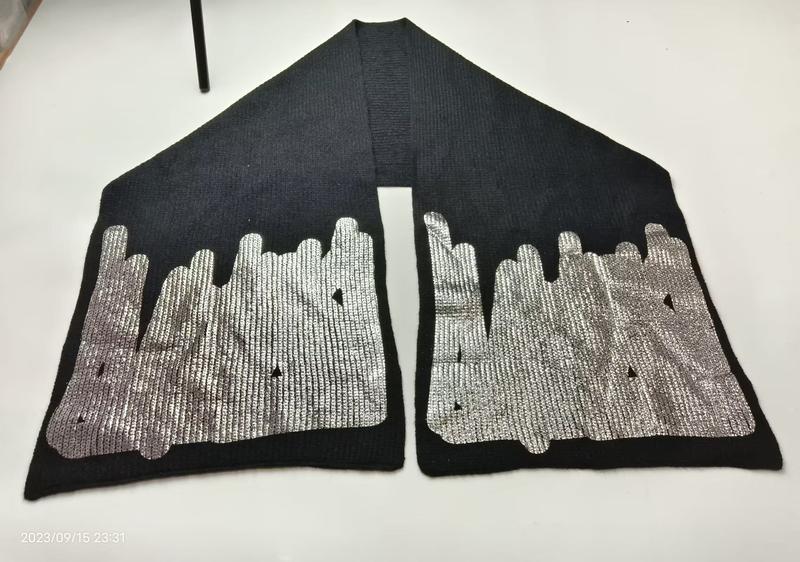 Écharpe en maille côtelée noire avec broderie skyline argentée métallique aux deux extrémités