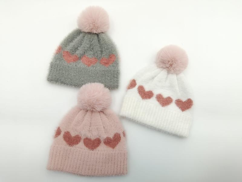 Trois bonnets duveteux à motif cœurs jacquard et pompon fausse fourrure en gris