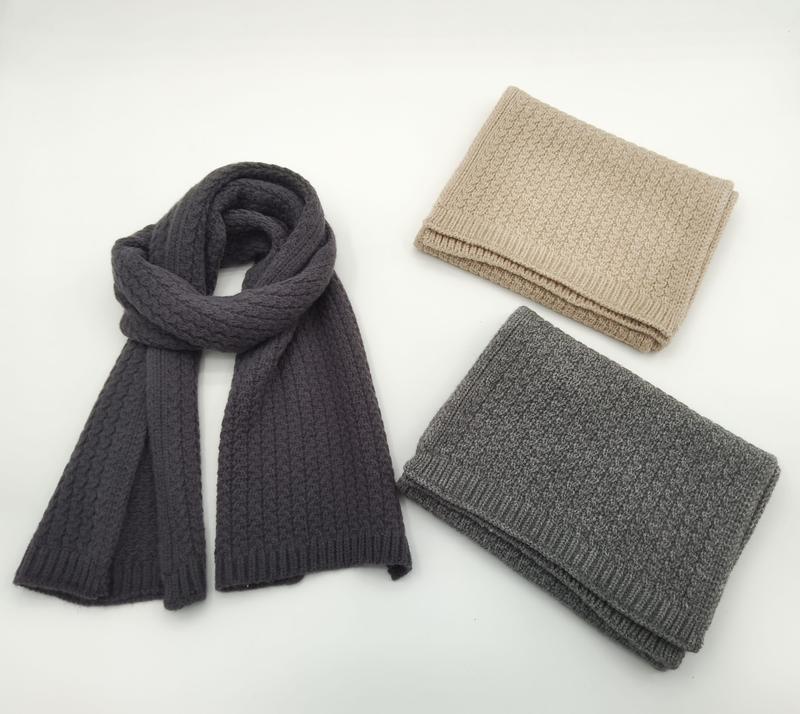 Trois écharpes torsadées en maille épaisse coloris anthracite