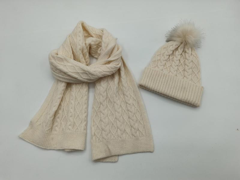 Écharpe torsadée crème et bonnet assorti avec pompon en fausse fourrure