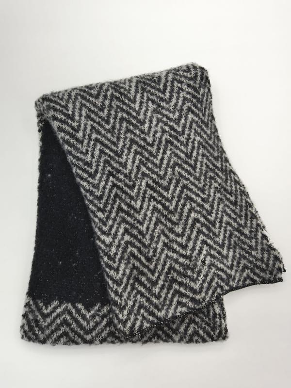 Écharpe pliée à motif chevrons zigzag noir et gris