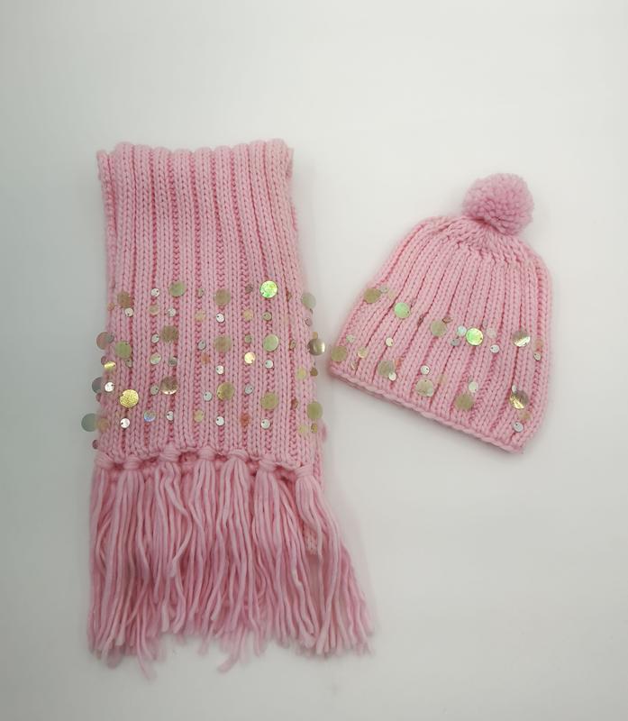 Écharpe rose tricotée à franges et paillettes iridescentes avec bonnet assorti à pompon