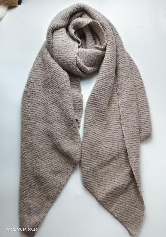 Grande écharpe côtelée oversize en maille beige taupe dépliée sur fond blanc