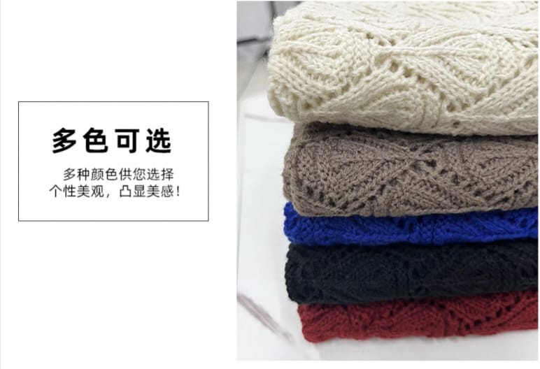 Cinq plaids tricot épais ajourés pliés et empilés en crème