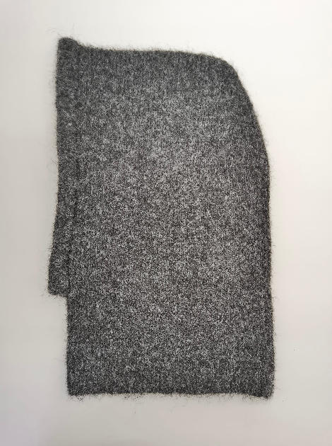 Cagoule balaclava gris anthracite en tricot moelleux posée à plat sur fond blanc