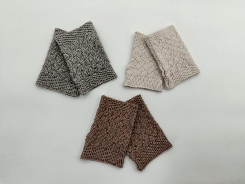 Trois paires de mitaines tricot point corbeille en gris