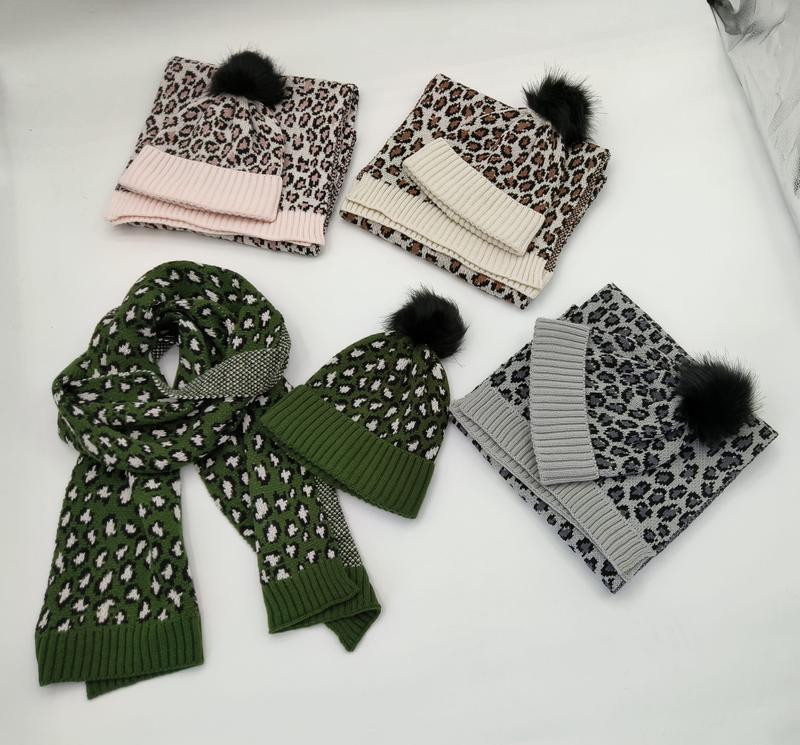 Quatre ensembles bonnet écharpe imprimé léopard rose