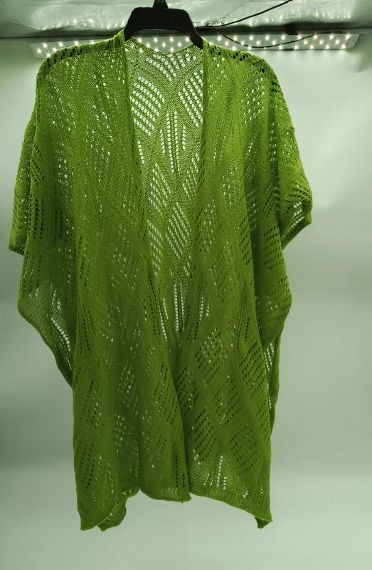 Kimono crochet vert citron motif losanges chevron sur cintre noir fond blanc
