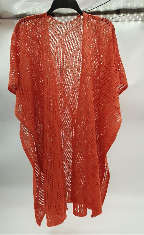 Kimono crochet rouille avec motif géométrique dentelle et manches courtes sur cintre