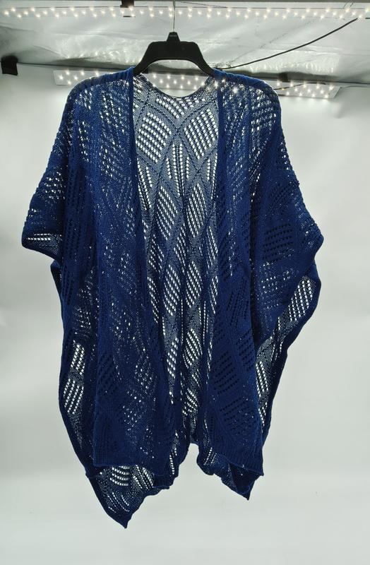 Kimono cardigan bleu marine en dentelle crochet motif vagues diagonales ouvert sur l'avant