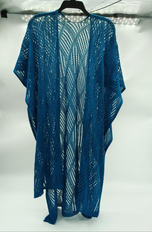Kimono long duster bleu sarcelle en dentelle crochet ajourée motif vagues sur cintre fond blanc