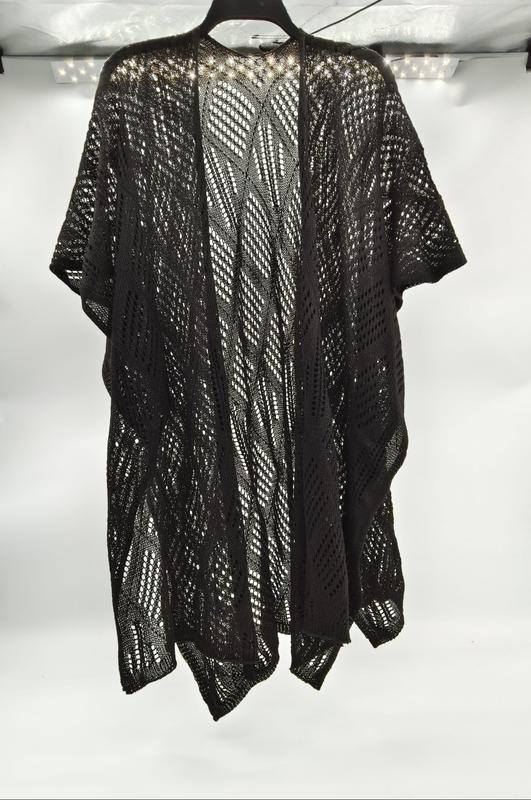 Kimono cardigan crochet noir ajouré motif dentelle diagonal ouvert sur l'avant sur cintre fond blanc