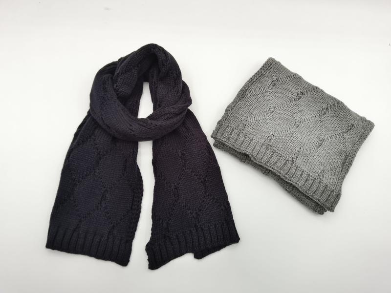 Deux écharpes grosse maille torsadée bleu marine drapée et gris pliée avec bordures côtelées sur fond blanc