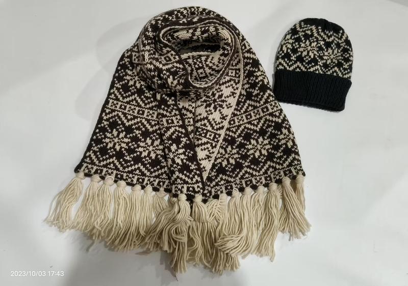 Set écharpe et bonnet jacquard flocon marron et crème avec franges pompons