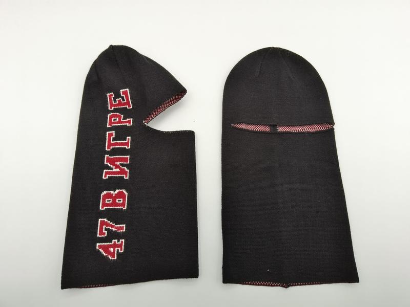 Deux cagoules tricot noires recto et verso