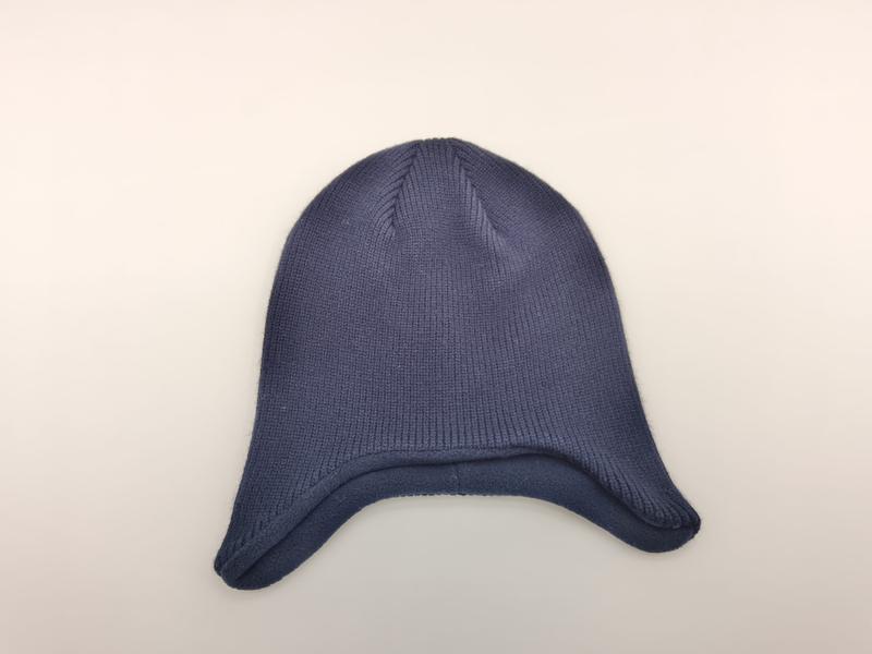 Bonnet bleu marine en maille côtelée avec rabats oreilles