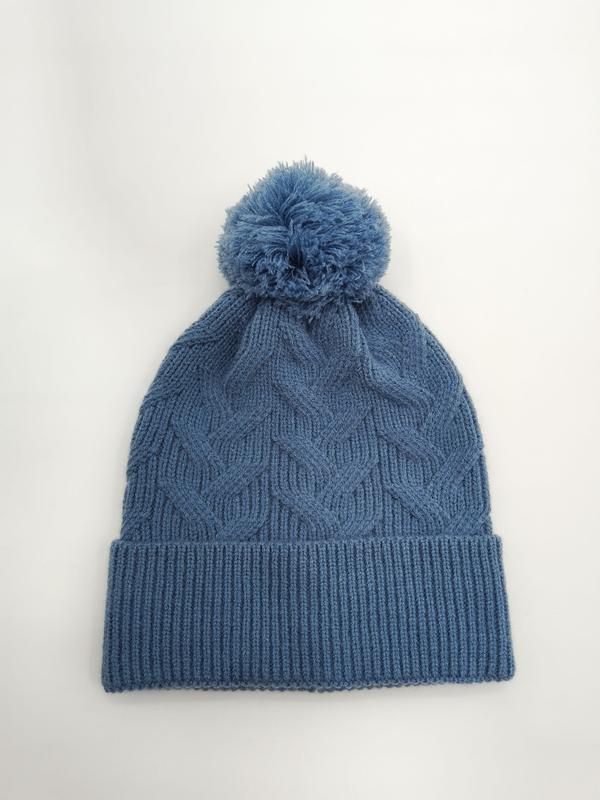 Bonnet bleu acier en point torsadé avec pompon moelleux et revers côtelé