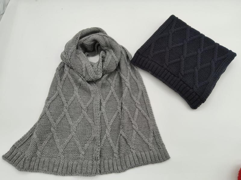 Écharpe en maille torsadée motif losanges gris chiné côte à côte avec écharpe marine pliée