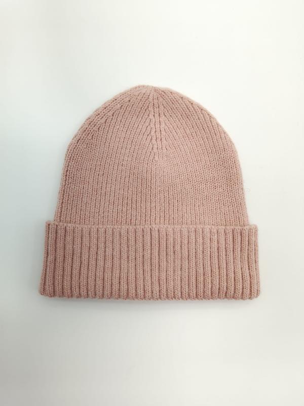 Bonnet vieux rose en maille côtelée avec grand revers replié