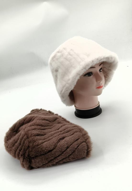 Bob en fourrure synthétique blanc sur tête de mannequin avec bonnet peluche marron côtelé à plat