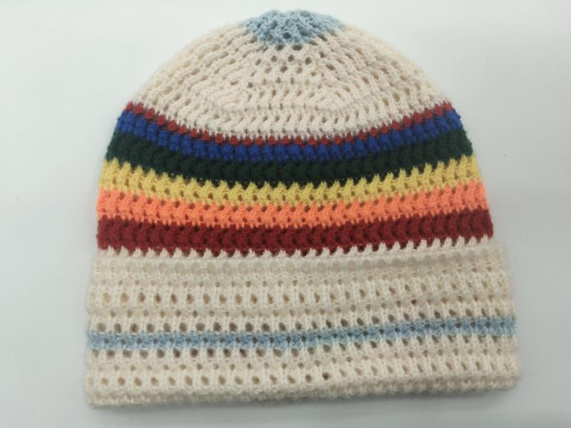 Bonnet crochet artisanal rayures arc-en-ciel multicolores sur fond crème ajouré