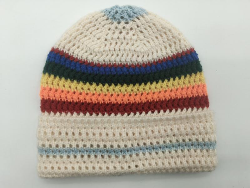 Bonnet crochet crème avec bandes arc-en-ciel bleu vert jaune orange rouge