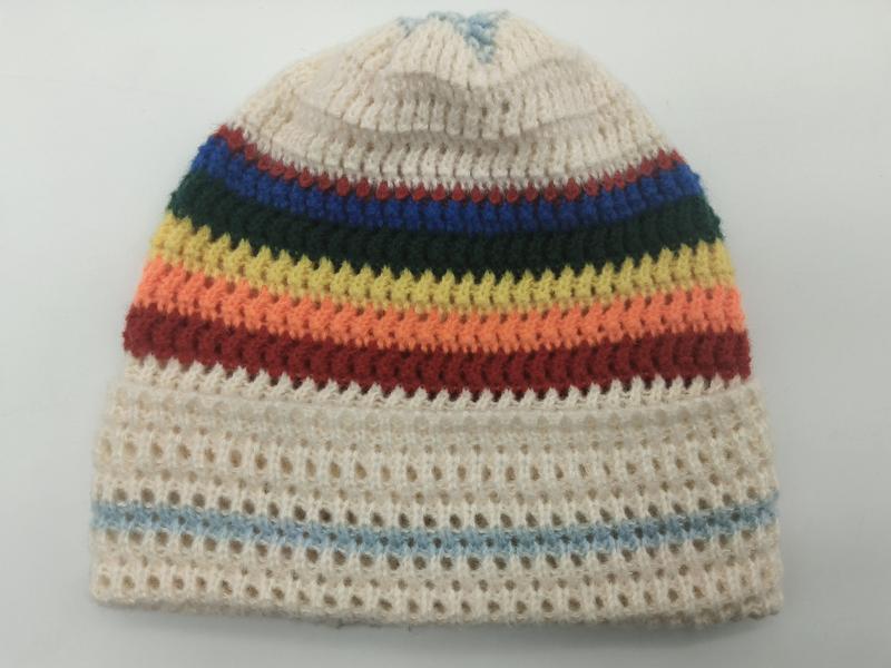 Bonnet tricoté main crème avec rayures multicolores rouge orange jaune vert bleu sur maille résille
