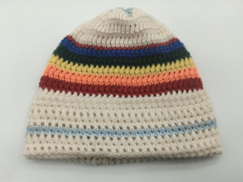 Bonnet tricoté crème avec rayures arc-en-ciel rouge orange jaune vert bleu et corps en maille résille ouverte
