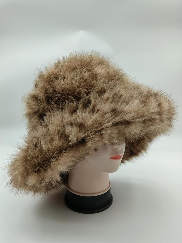Bob à larges bords en fausse fourrure beige marron imprimé léopard sur tête de mannequin fond clair