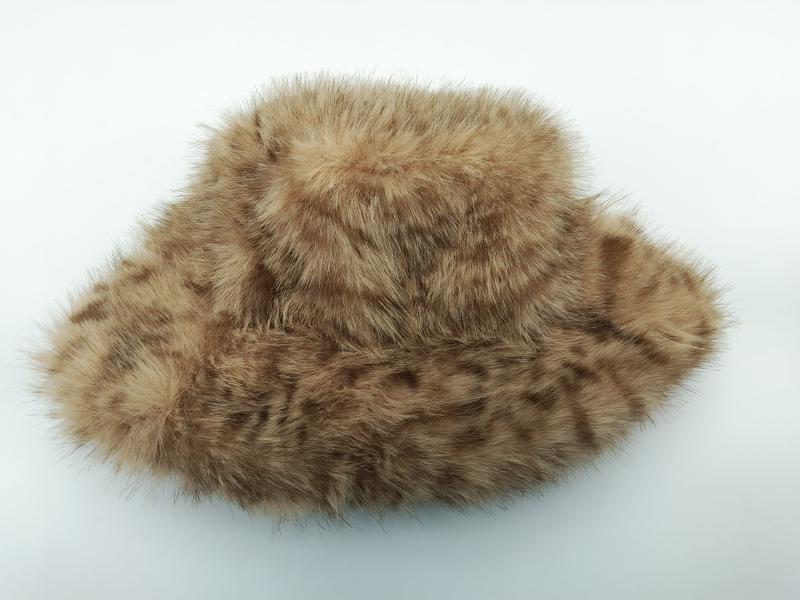 Bob fausse fourrure beige tacheté marron avec texture moelleuse