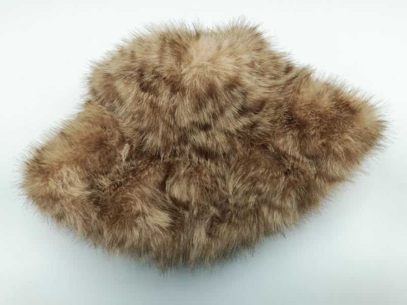 Housse de coussin en fausse fourrure beige tacheté marron à poils doux