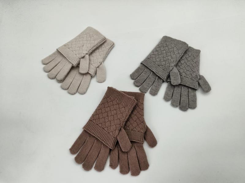 Trois paires de gants tricot motif losanges en beige