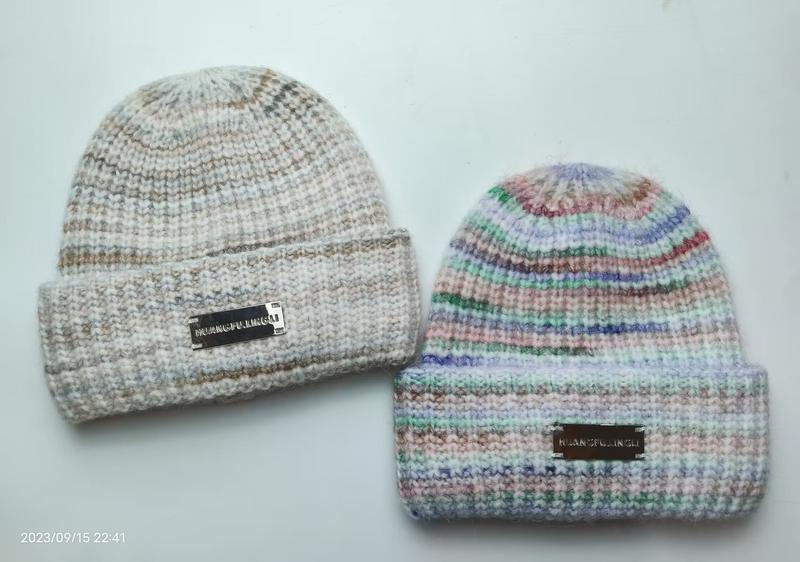 Deux bonnets tricot épais à revers