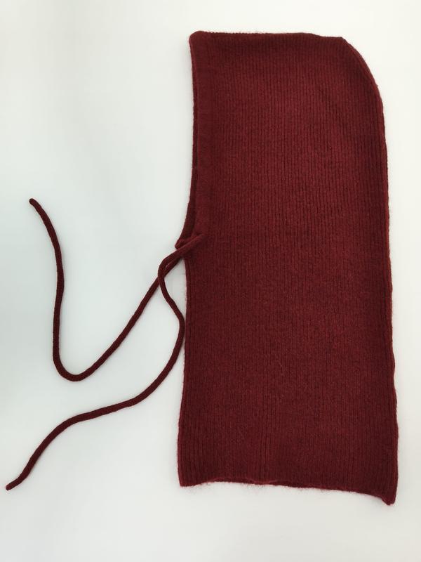 cagoule laine bordeaux style montagne portée sur mannequin
