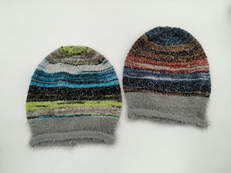 bonnets duveteux rayures space-dyed bleu-vert et rouge-brun avec revers gris moelleux