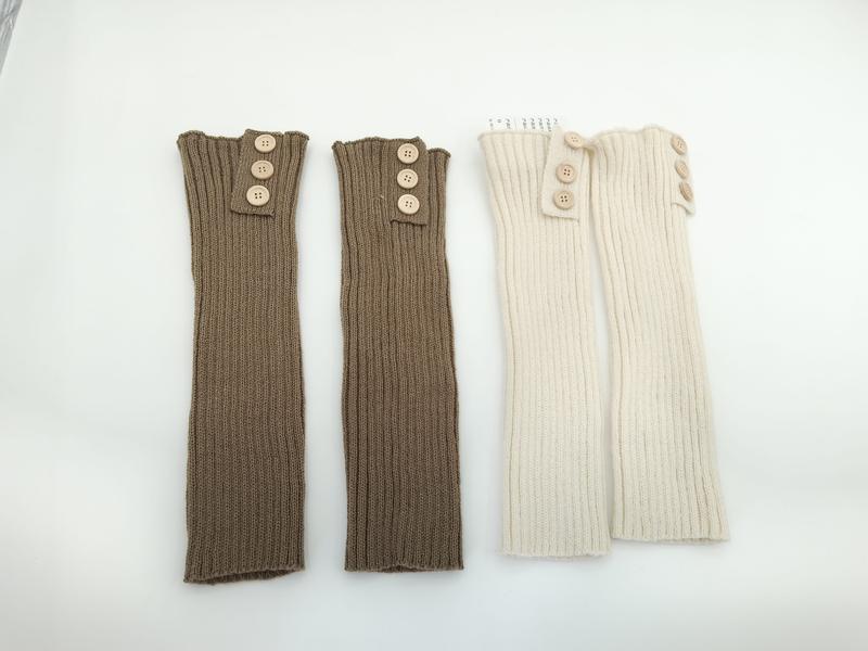 paires de jambières côtelées taupe et crème avec boutons en bois
