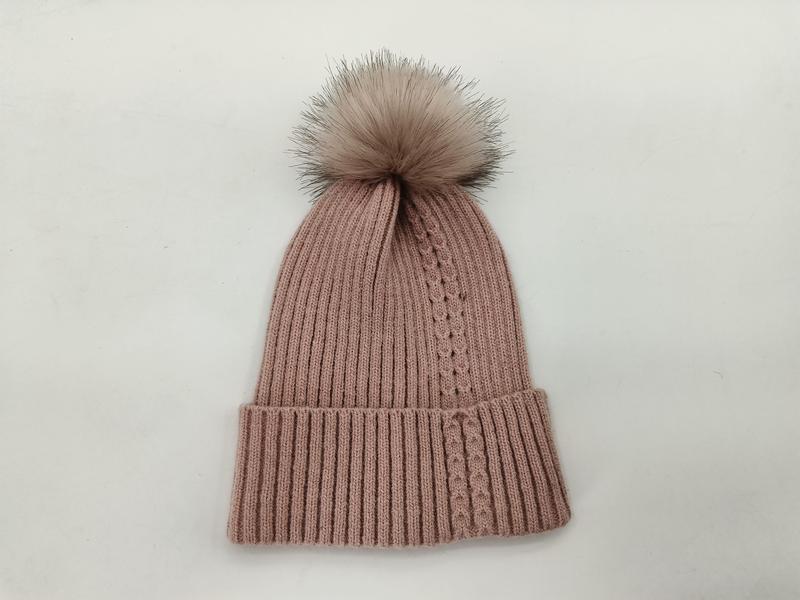 bonnet rose poudré maille côtelée avec grand pompon moelleux fausse fourrure