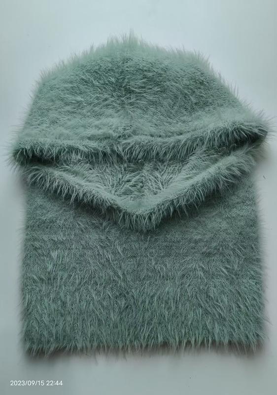 Cagoule et snood tricot vert menthe en fil éyelash moelleux repliés ensemble