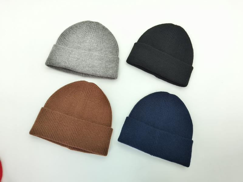 quatre bonnets tricot côtelés à revers en gris
