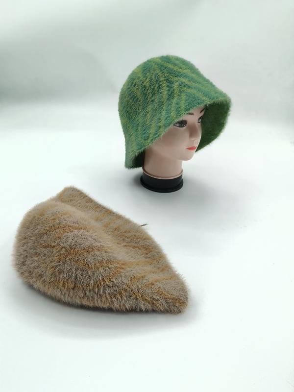 bob en laine éyelash rayures bicolores vertes sur mannequin et bob plat beige sable à côté