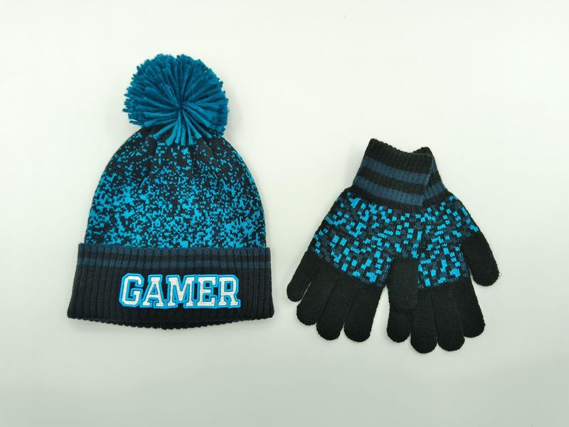 bonnet enfant teal et noir avec pompon et gants motif pixels gamer assortis
