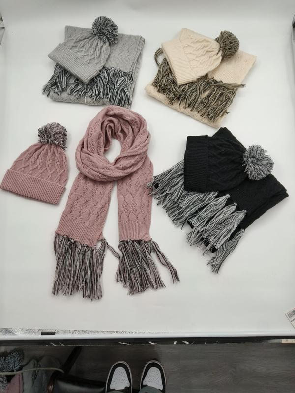 quatre sets bonnet et écharpe torsadés avec pompon et franges en gris