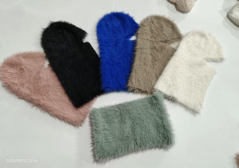 Six cagoules fausse fourrure shaggy en éventail coloris rose noir bleu taupe crème et vert sauge