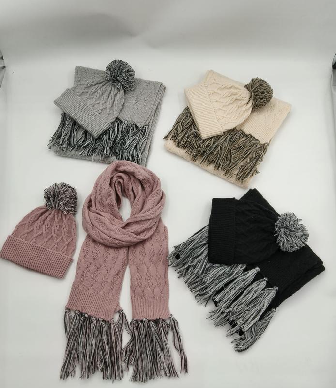 quatre sets bonnet pompon et écharpe torsadée gris beige rose noir avec franges bicolores et texture câble