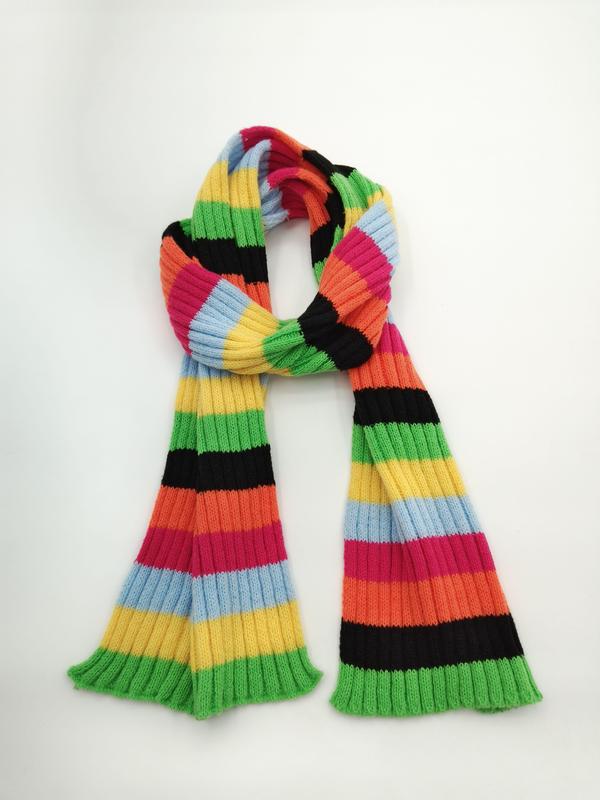 Écharpe tricot côtelée aux rayures horizontales multicolores vert jaune orange rose bleu noir